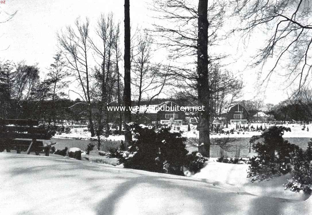 De Voorjaarsbloemententoonstelling te Heemstede. Het besneeuwde terrein op den dag der opening. Op den achtergrond het tentoonstellingsgebouw