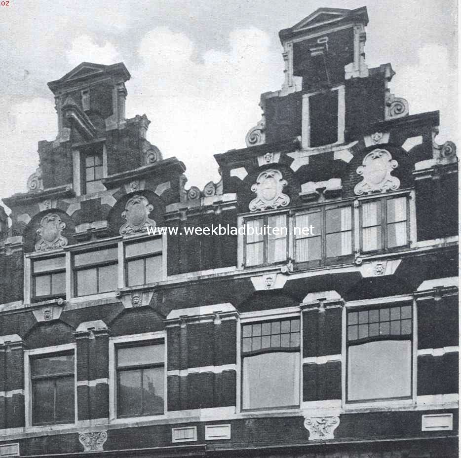 Twee merkwaardige oude gevels aan de Nieuwmarkt te Amsterdam