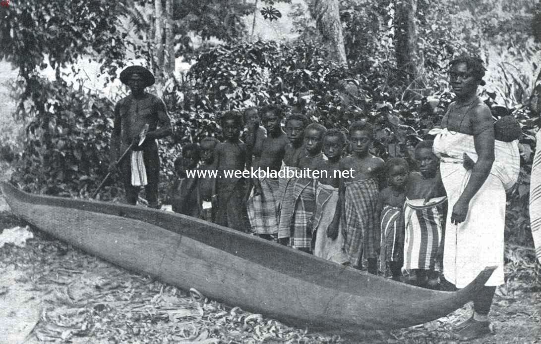 De plantage Berg en Dal in Suriname. Surinaamsche bosnegers, hout over een val brengend