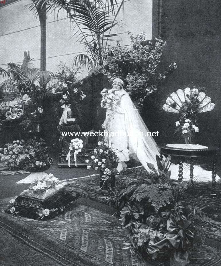 De Voorjaarsbloemententoonstelling te Heemstede. Bruid met bruidsbouquet, bloem- en bindwerken. (Bloemenmagazijn Annie Wigman, Haarlem). Gouden medaille, eereprijs, en Zilveren Medaille Koningin Wilhelmina