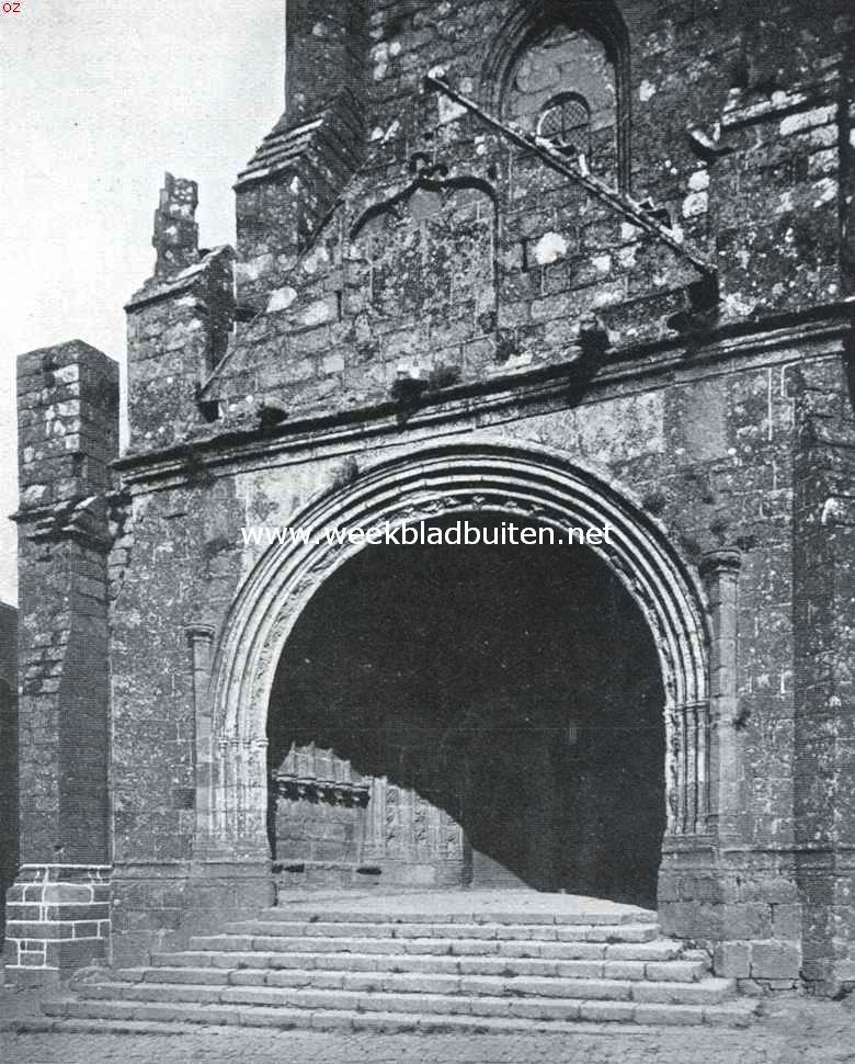 Een reis door Bretagne. Portiek van de kerk te Locronan