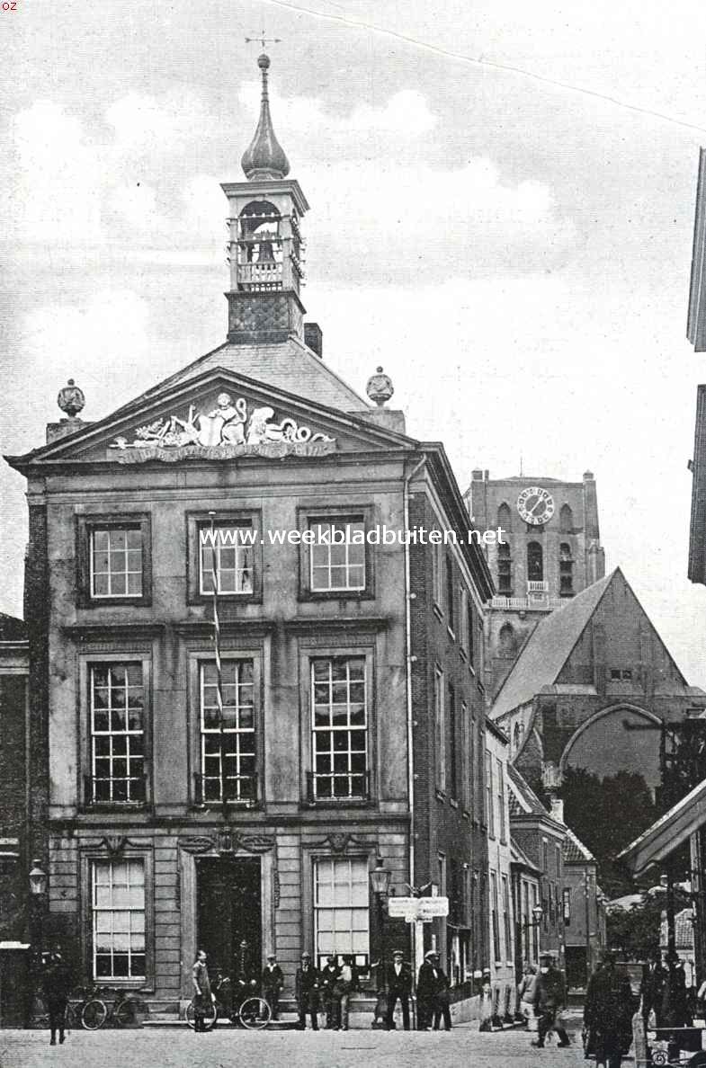 Den Briel. Het Stadhuis. Op den achtergrond de St. Catharinakerk
