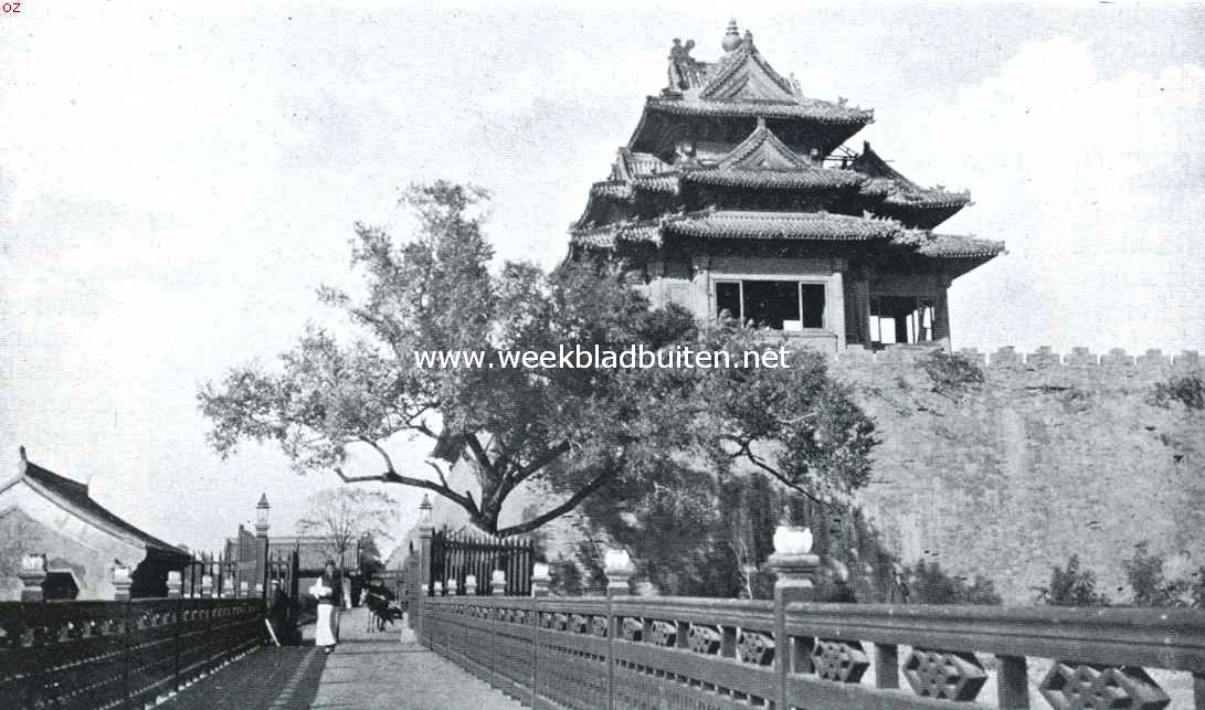 Peking. De zuidwestelijke hoektoren van het keizerlijk paleis in de Tartarenstad