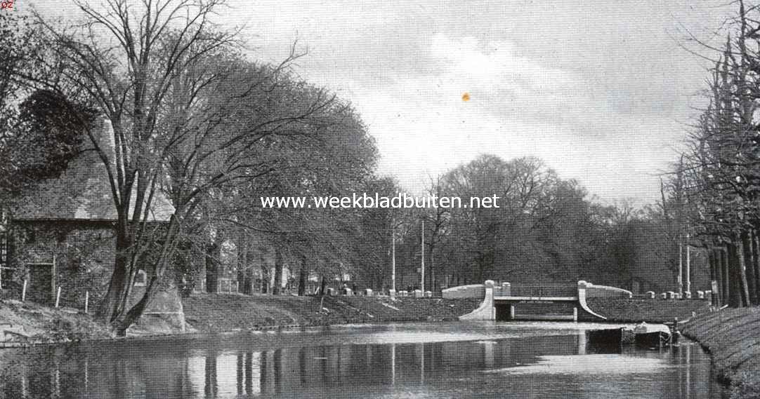 De Zoeterwoudsche Singel te Leiden bij de Jan van Houtbrug. Links de oude muurtoren Oostenrijck