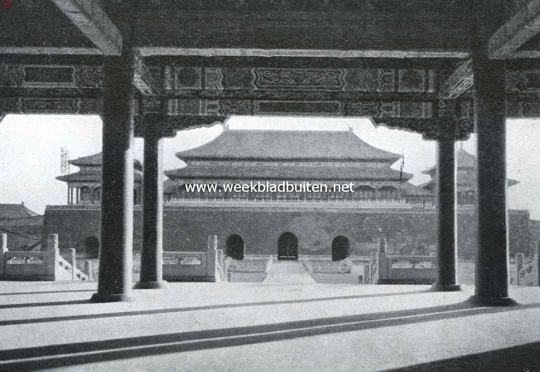 Peking. Eere-binnenhof van het voormailig keizerlijk paleis