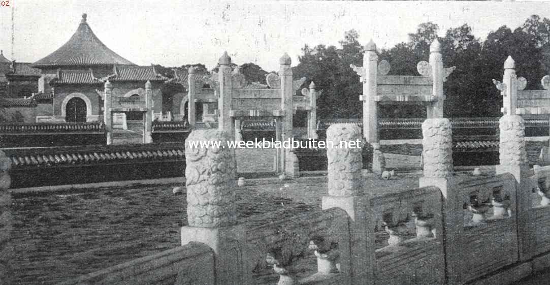 Peking. Gezicht van het altaar des hemels op de hal der overpeinzingen en den tempel des hemels