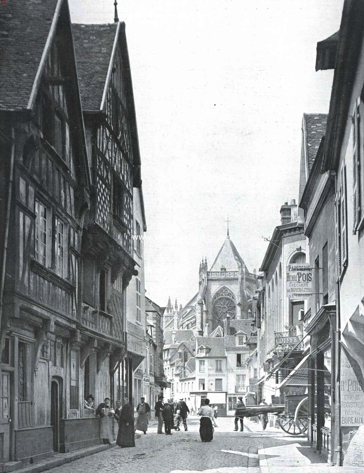 De omstreken van Parijs. Oude huizen te Beauvais, met doorkijk naar de kathedraal