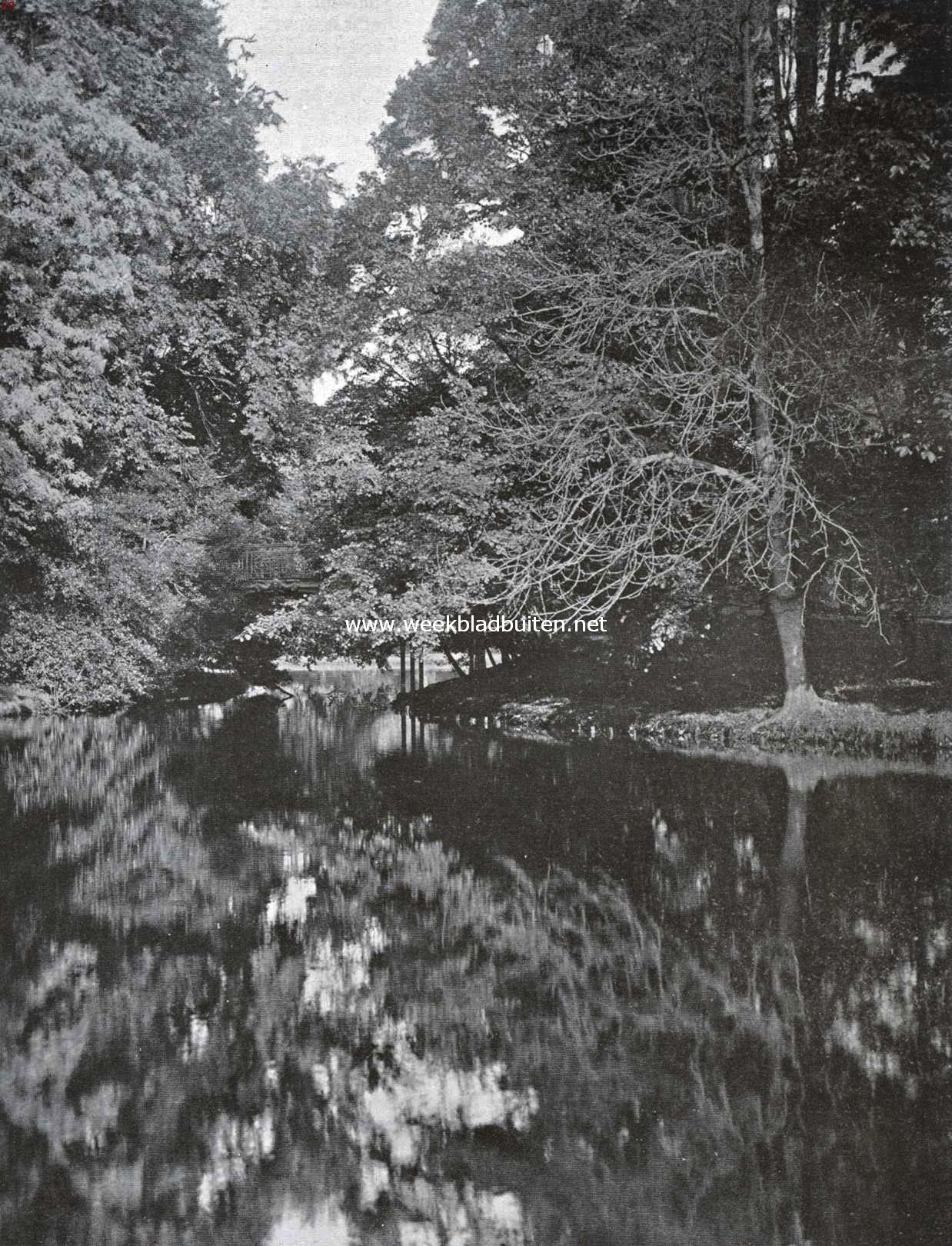 Bij het hooge bruggetje in het Vondelpark te Amsterdam