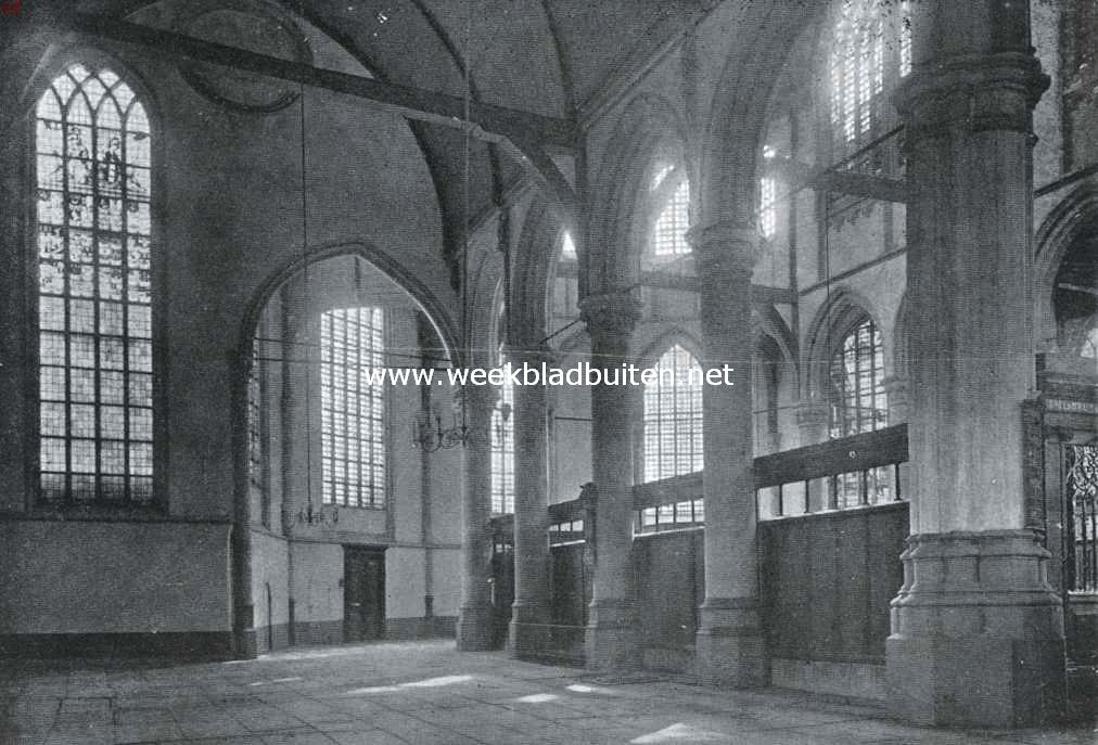 De Oude Kerk te Amsterdam. Bij den kooromgang in de Oude Kerk