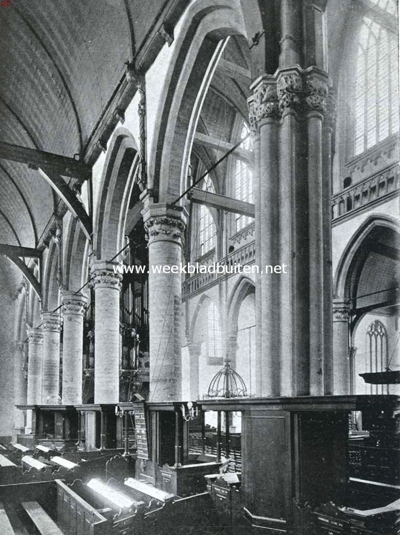 De Oude Kerk te Amsterdam. Zuilen tusschen zij- en middenbeuk