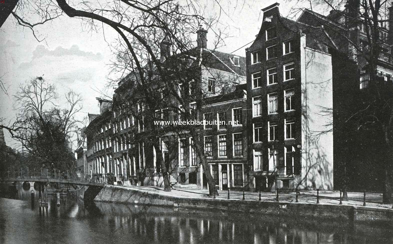 Het Raadhuis van Amsterdam en zijne verbouwing. Huizen aan den Oudezijds Voorburgwal, gesloopt voor de verbouwing van het Raadhuis
