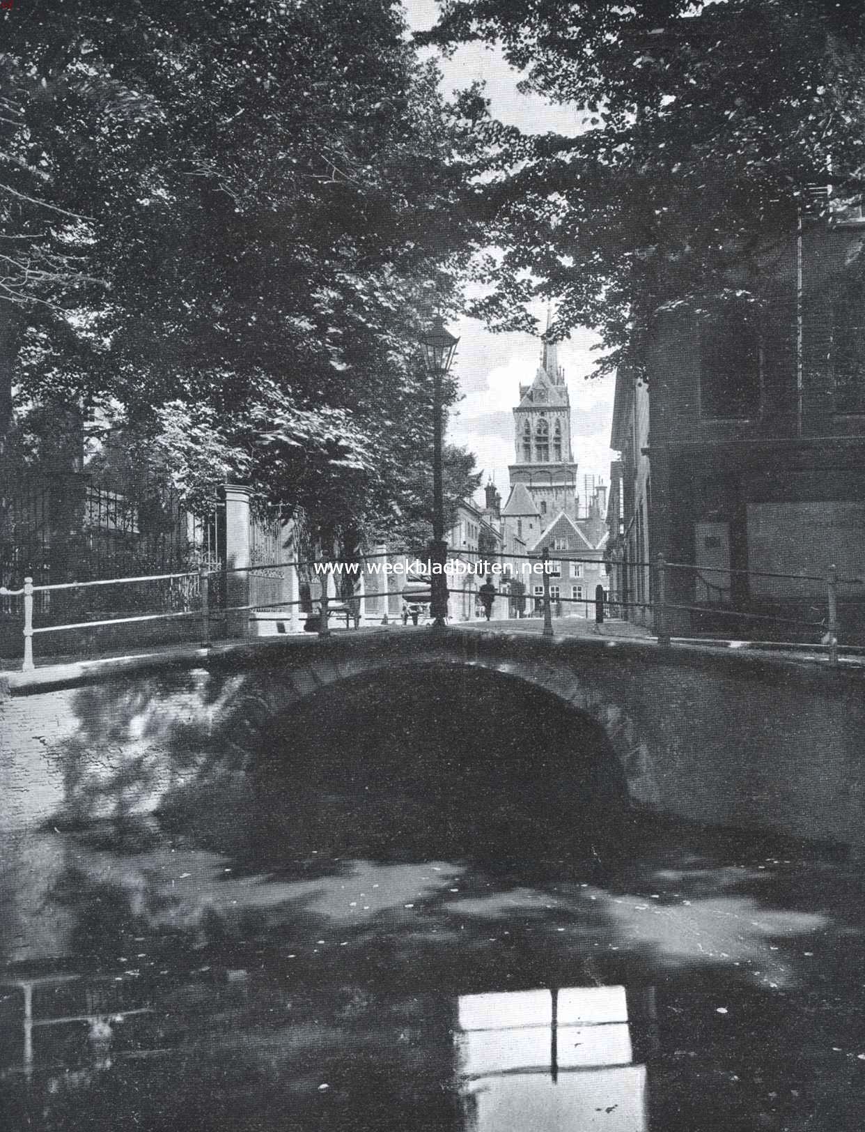 Gezicht van de Oude Delft op den stadhuistoren te Delft