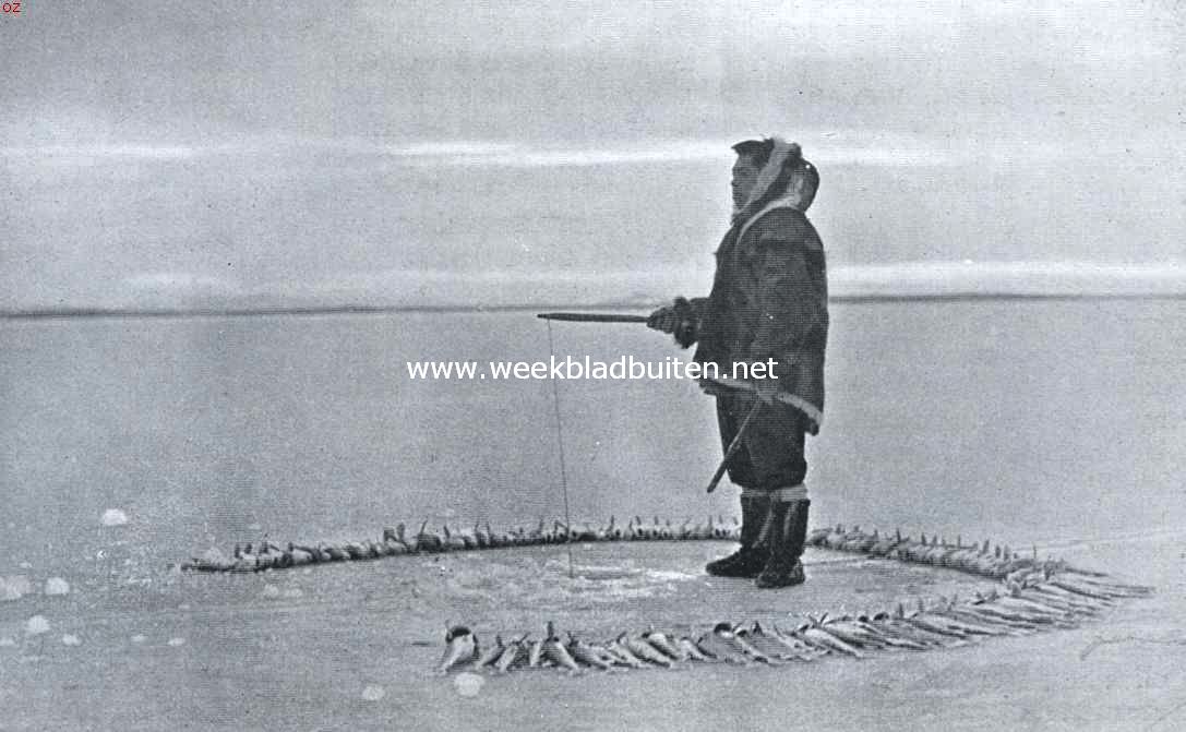 Het vuistrecht bij de Eskimo's. Visscher van 't schiereiland Kent. De gevangen visschen in een grooten cirkel om zich heen leggend om de ziel der visschen aan zich te binden, daar deze anders herleeft en ontsnapt