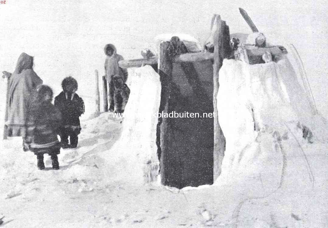 Het vuistrecht bij de Eskimo's. Ingang van een winterhuis in Noord-Canada. Een lange gang voert naar het woonvertrek