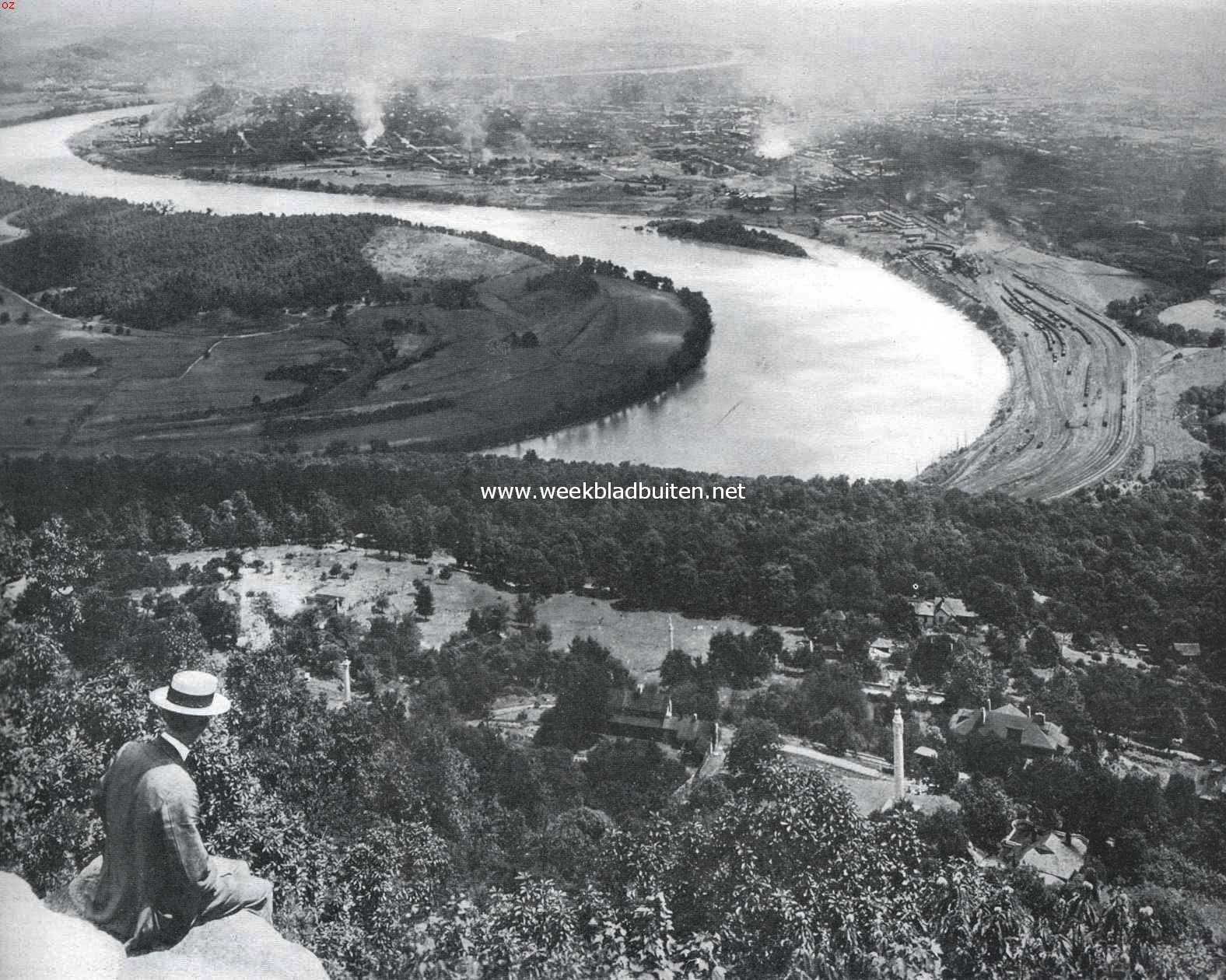 Gezicht van de Lookout Mountain op de Mocassin Bocht van de Tennessee-Rivier. In de verte de stad Chattanooga