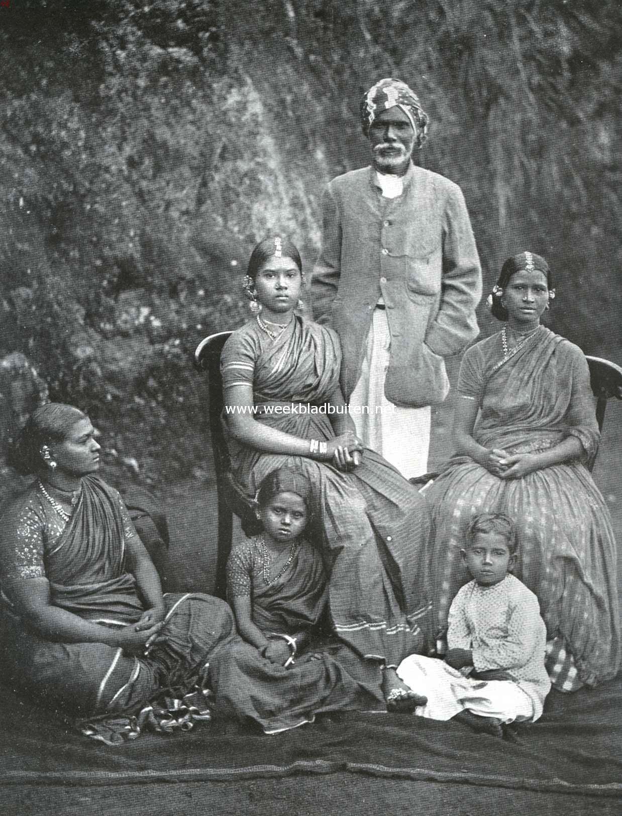 In een voormalige Hollandsche kolonie. Gezin van een Tamil-koelie (Ceilon)