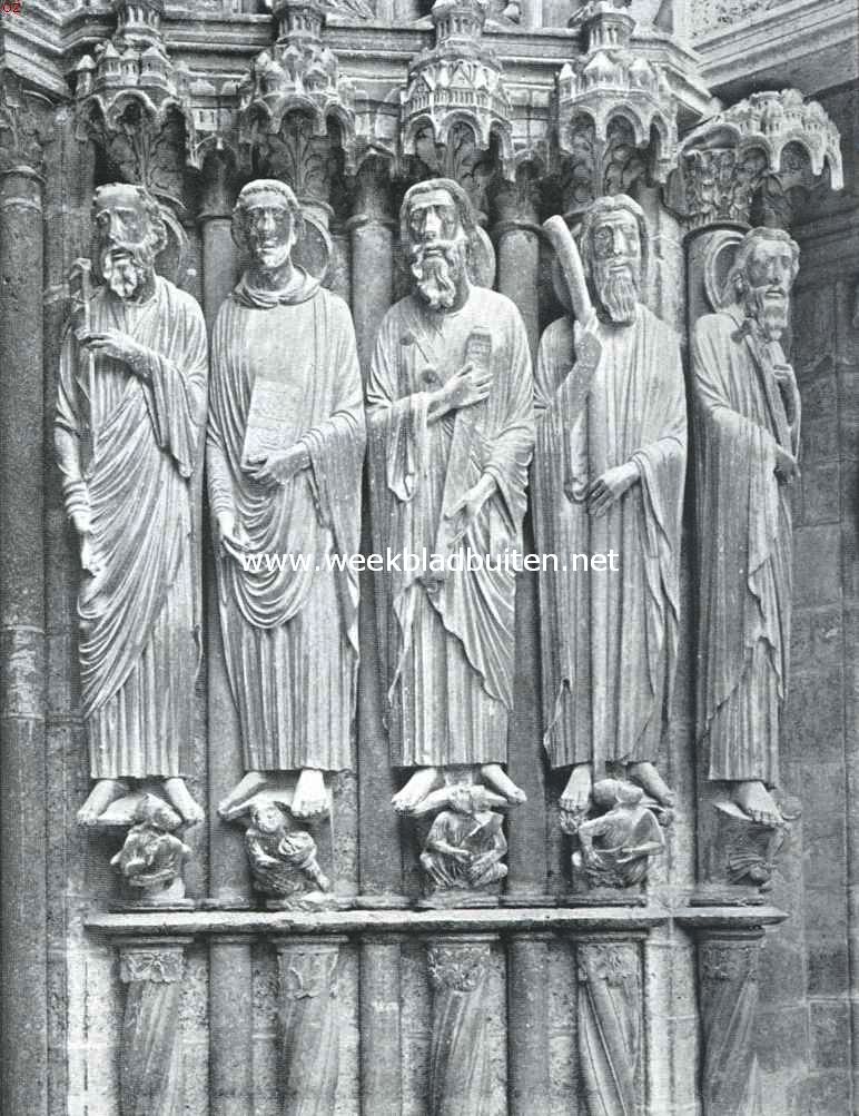 De kathedraal van Chartres. Groep standbeelden van een der portieken