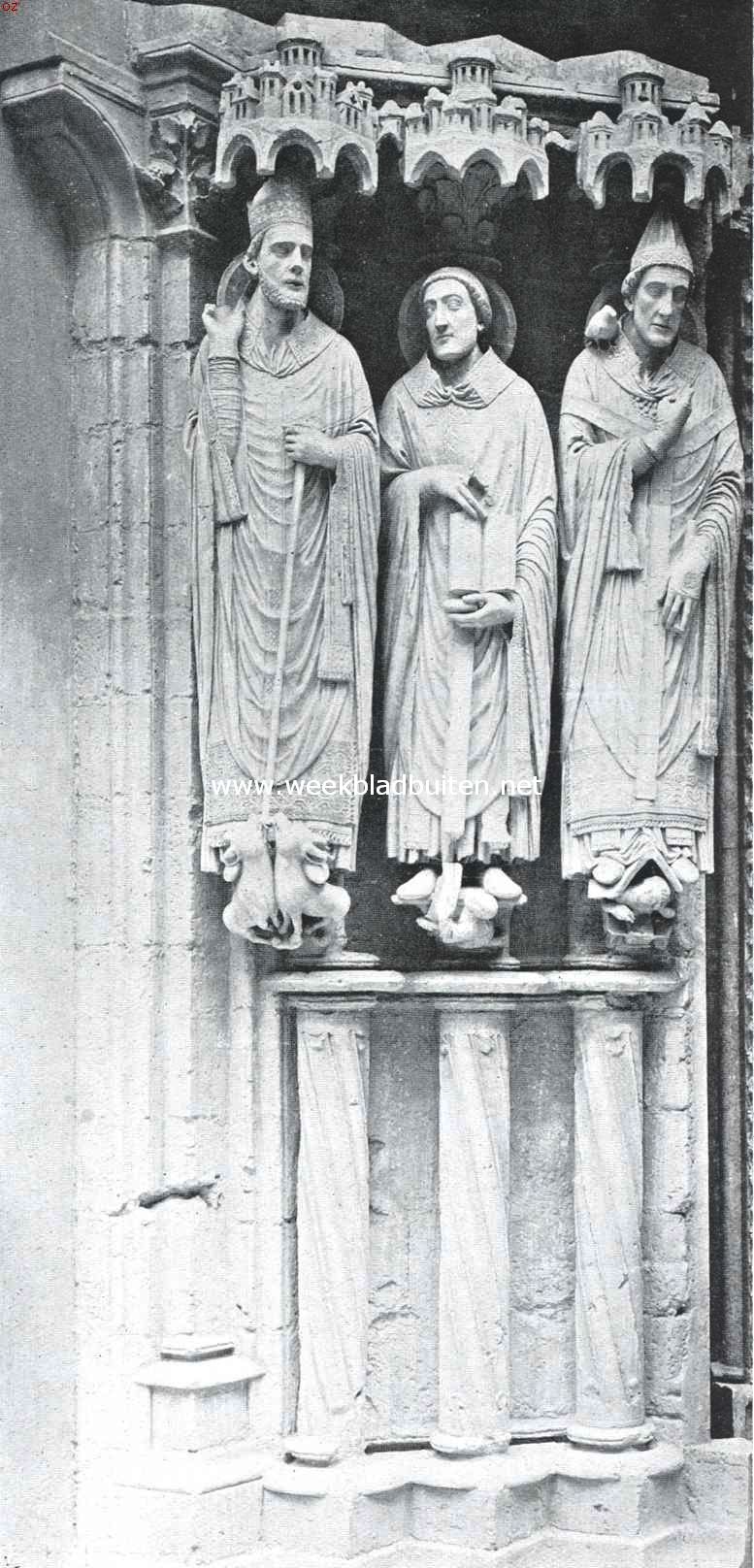 De kathedraal van Chartres. Groep heiligenbeelden van een der portieken (dertiende eeuw) 2