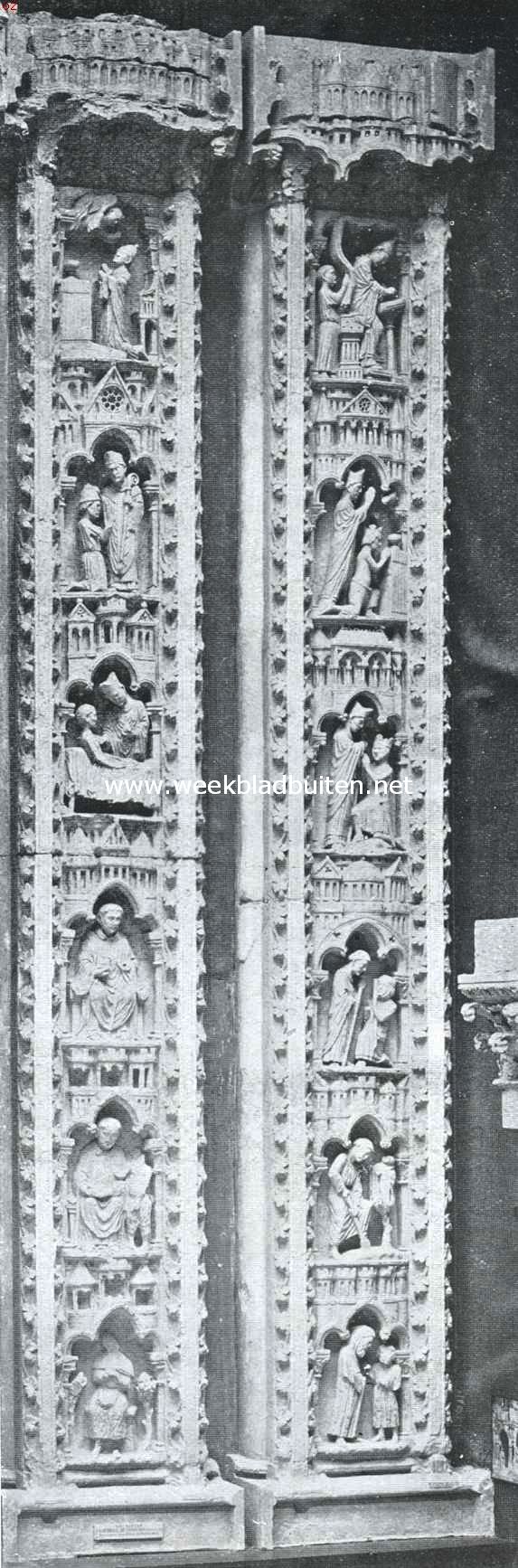 De kathedraal van Chartres. Versiering der pijlers van een der portieken