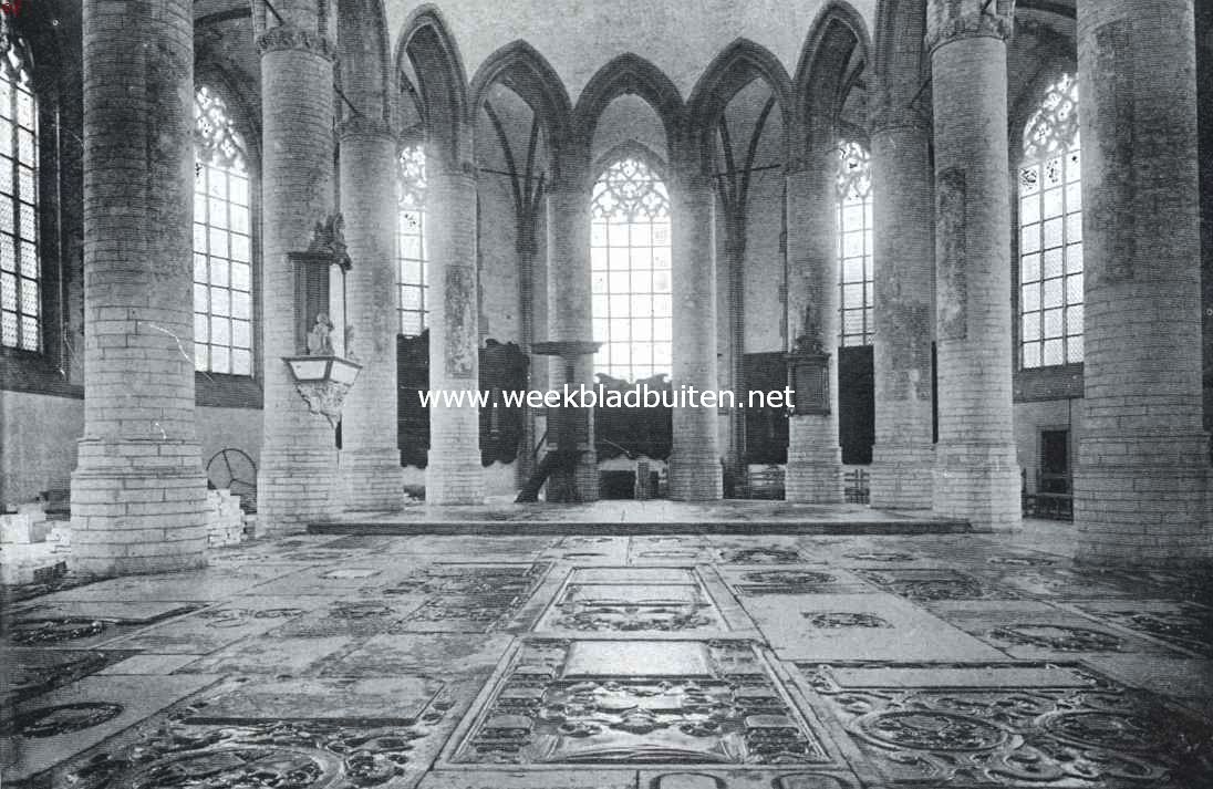 Twee vermaarde kerken van Leiden. Het koor met grafzerken in de Pieterskerk