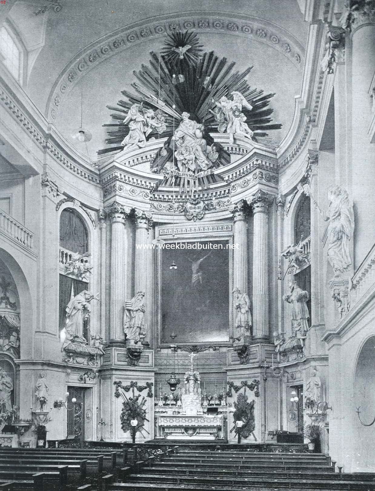 Gezicht op het Hoogaltaar in de St. Rosaliakerk te Rotterdam