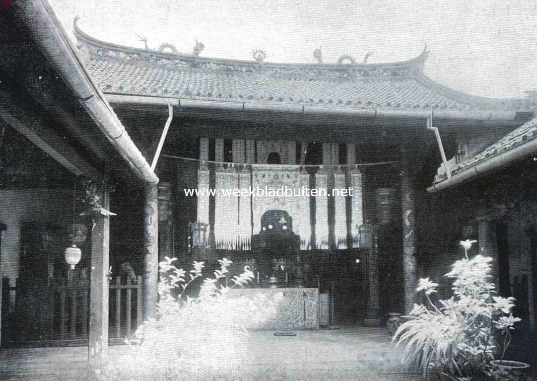 In en om Batavia en Weltevreden. Interieur van den Chineeschen tempel To Peh Kong nabij Pasar Glodok