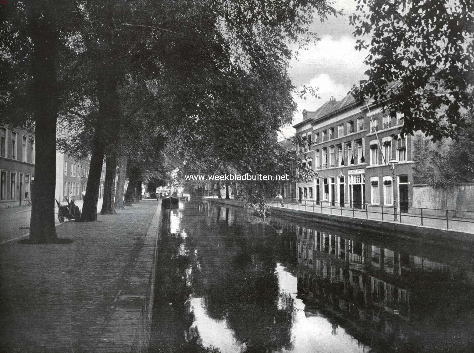 Oud- en Nieuw Den Haag. Een der weinige schilderachtige grachtgezichten te 's-Gravenhage. Links de Hooikade, rechts de Hooigracht