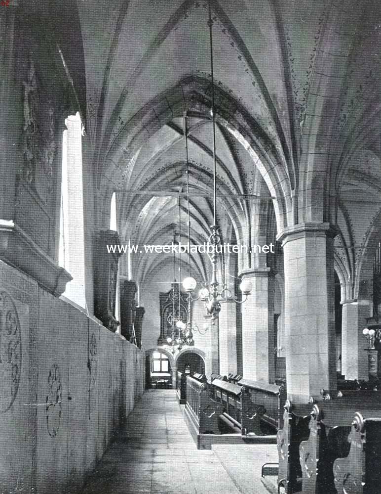 De St. Maartenskerk te Tiel. Zuidelijke beuk met oude doopkapel, tegen de wanden zerken en rouwborden