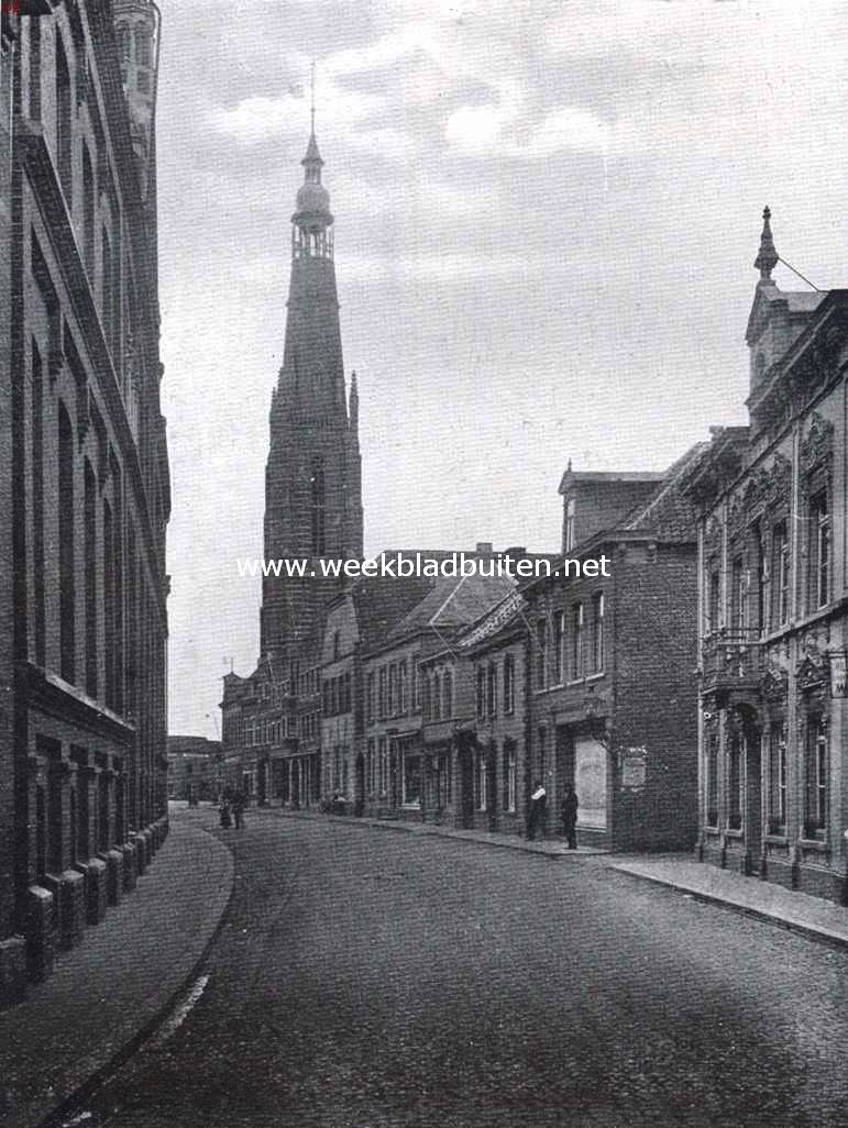 Gezicht uit de Langestraat te Weert op den toren der St. Martinuskerk