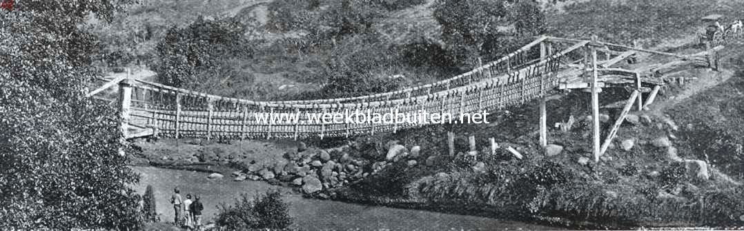 Indische bruggen. Rottanhangbrug te Glondong