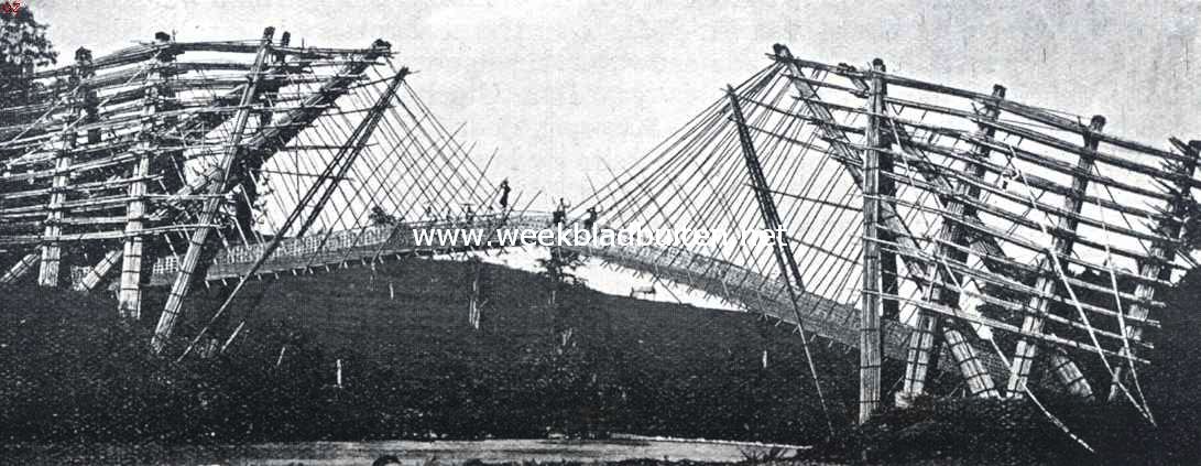 Indische bruggen. Hangbrug in Banjoemas