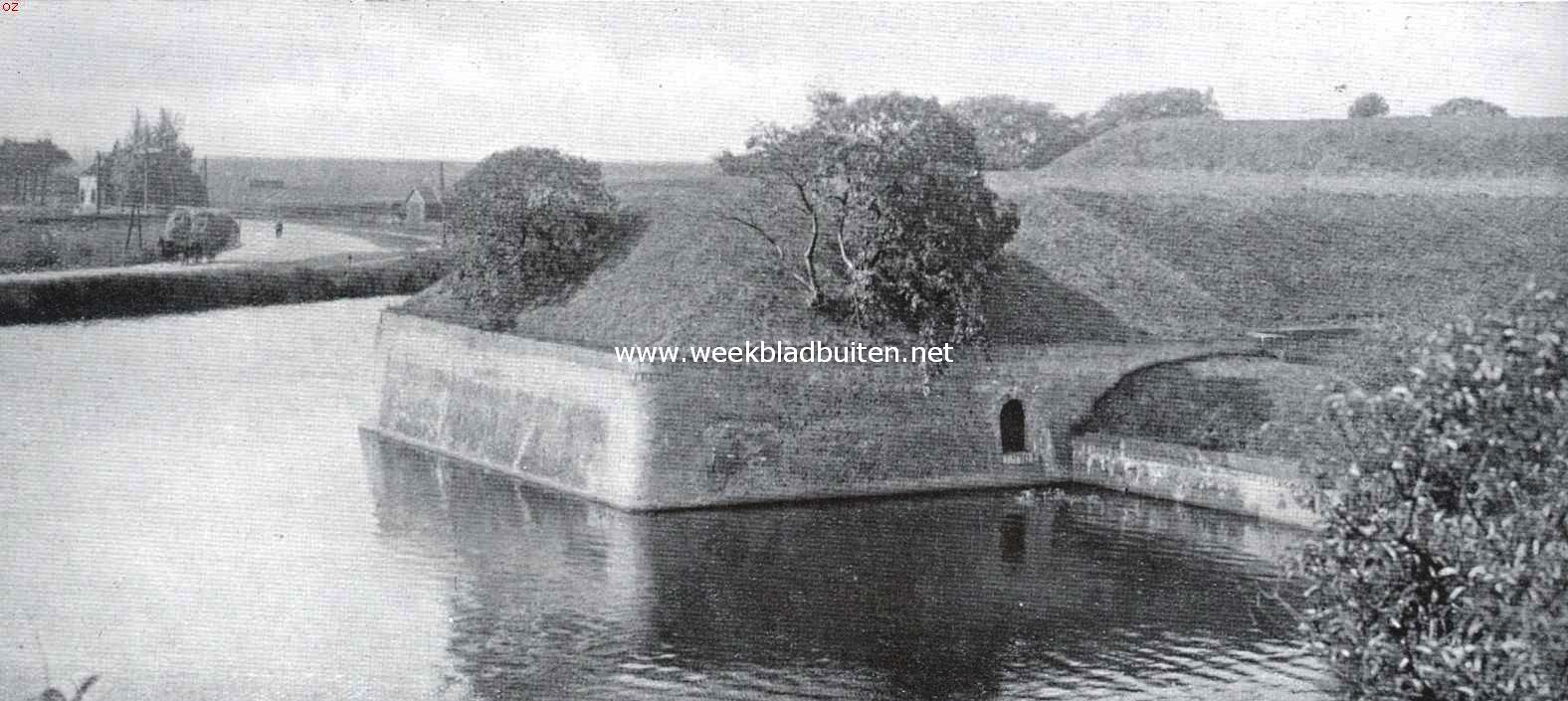 Naarden's vestingwerken. Het bastion Oud-Molen. Links de weg naar Amsterdam