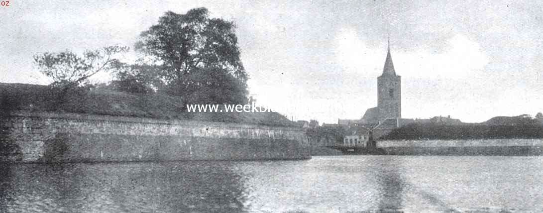 Naarden's vestingwerken. De vestinggracht bij bastion Oud-Molen en de plaats der voormalige Amsterdamsche Poort