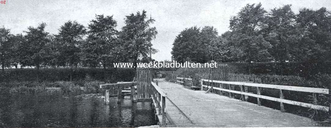 Naarden's vestingwerken. Brug over de Buitenvestinggracht bij den weg naar Bussum