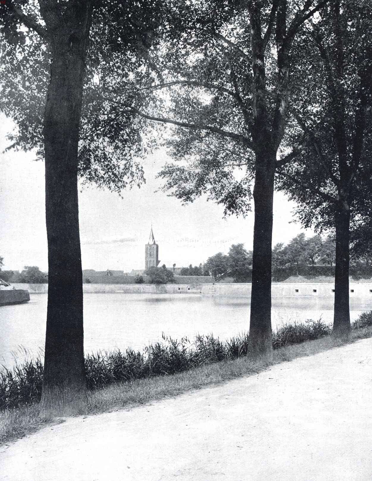 Naarden's vestingwerken. De Binnenvestinggracht bij bastion Promers, gezien van den Bedekten Weg