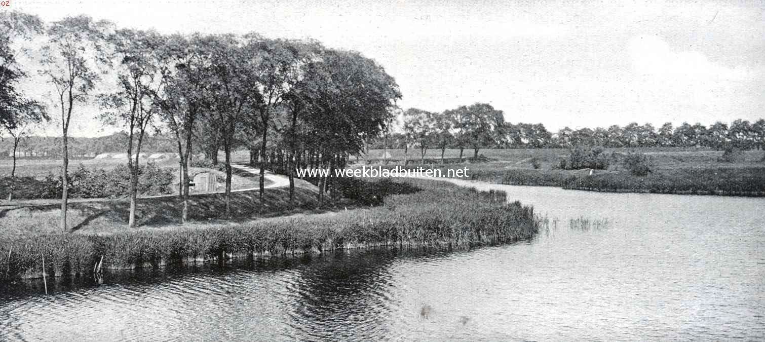 Naarden's vestingwerken. Binnenvestinggracht aan de Noordzijde, gezien van bastion Oud-Molen in de richting van het Werk Ronduit. De weg, links op de foto te zien, leidt naar dit werk