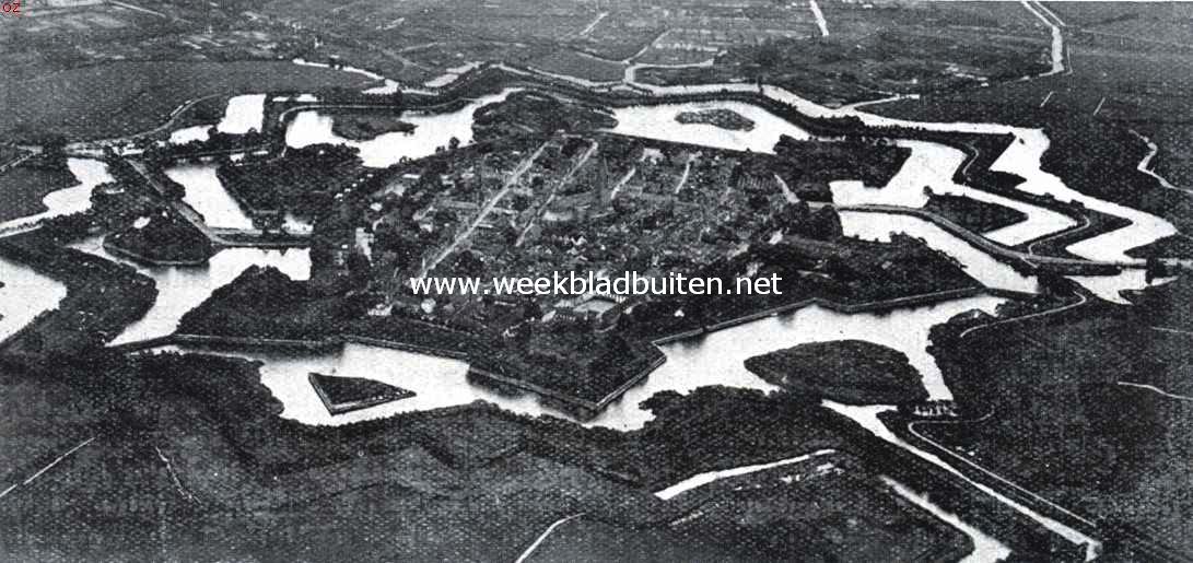 Naarden's vestingwerken. De vesting Naarden, gezien uit de lucht, zeezijde, op den voorgrond van links naar rechts en vervolgens in 't rond: de bastions Oranje, Katten, Oud-Molen, Nieuw-Molen, Turfpoort en Promers
