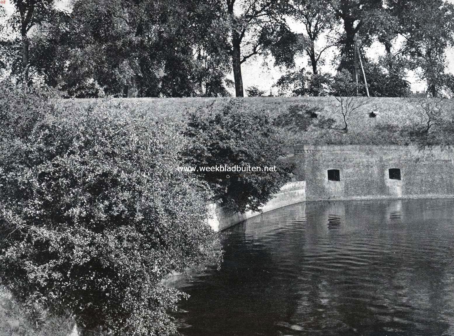 Naarden's vestingwerken. Begroeide vestingmuren aan de Binnengracht bij bastion Oud-Molen