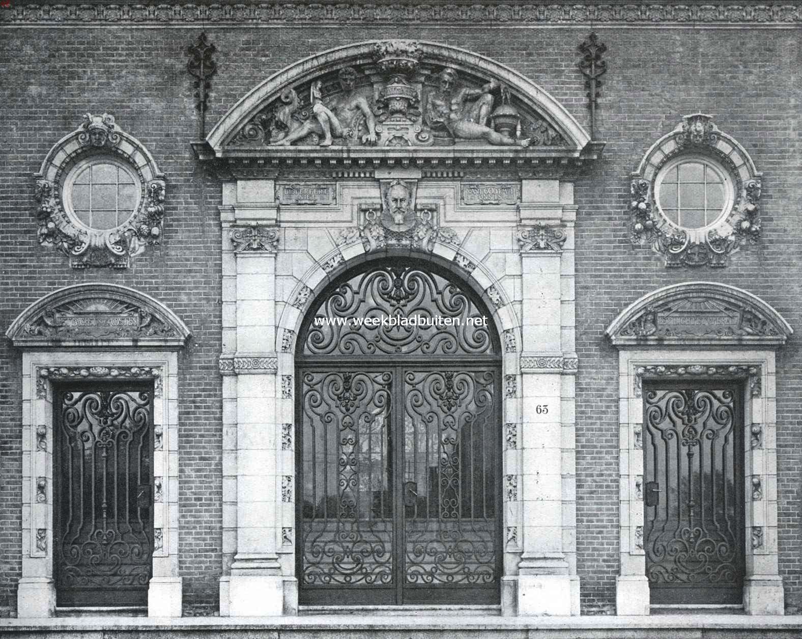 Het Koloniaal Paleis te Amsterdam. Het gebouw van het Koloniaal Instituut. De hoofdingang aan de Mauritskade