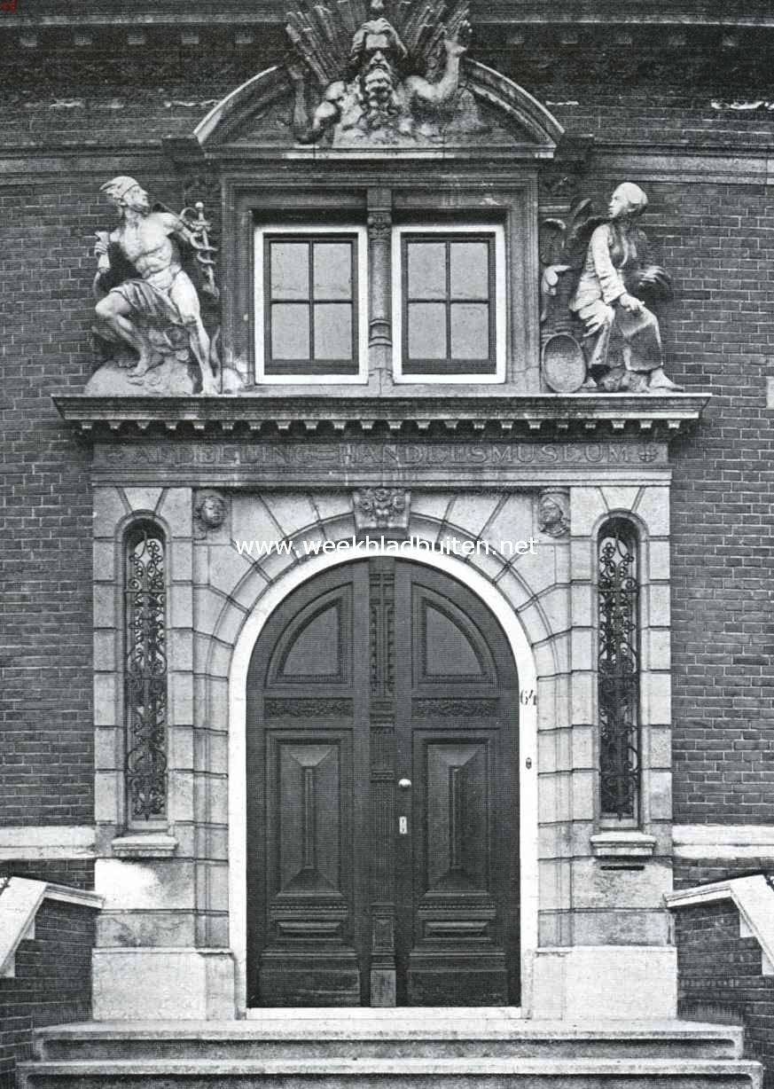 Het Koloniaal Paleis te Amsterdam. Het gebouw van het Koloniaal Instituut. De ingang van het Handelsmuseum