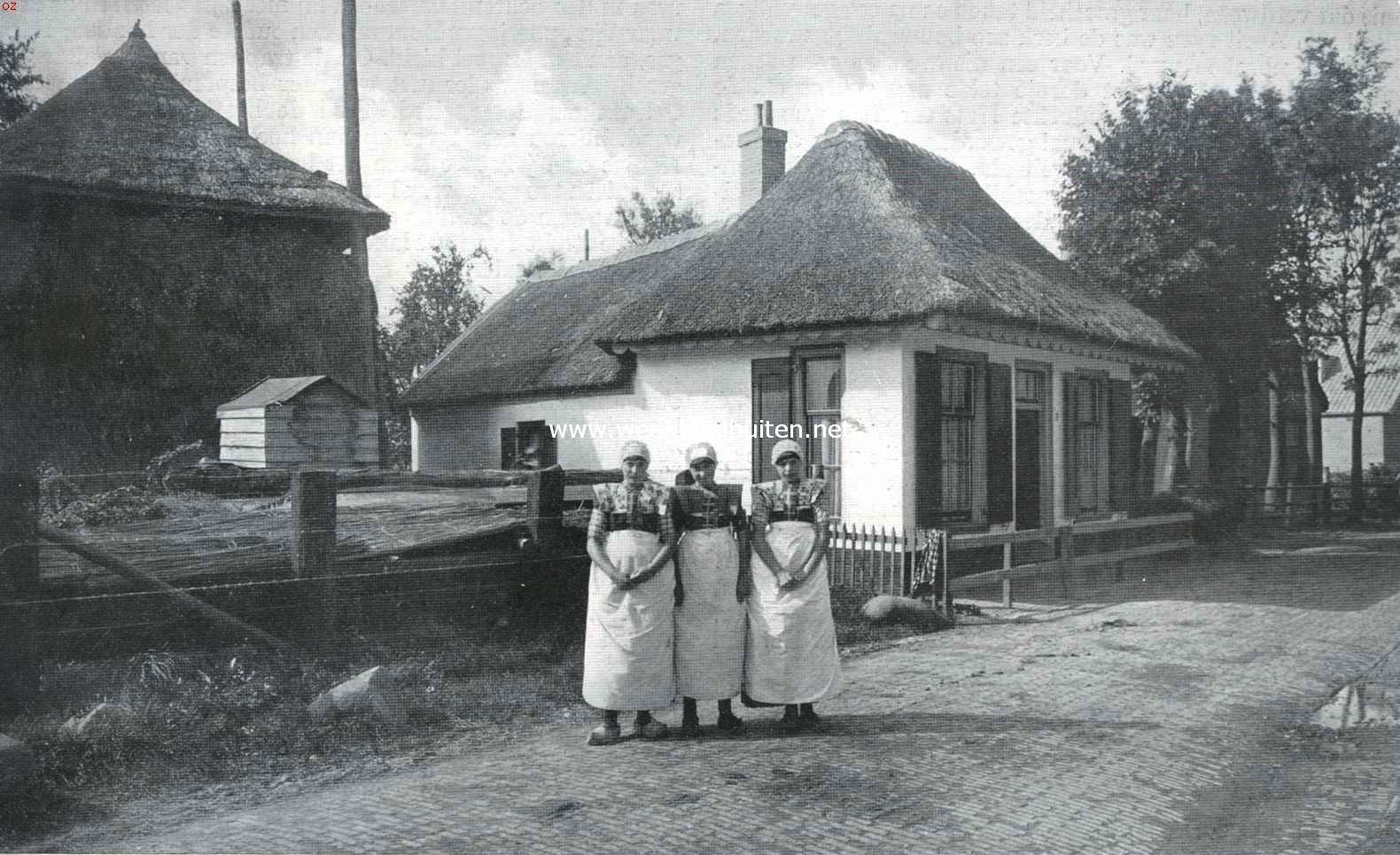 Huisje te Eembrugge met meisjes uit het nabij gelegen Spakenburg