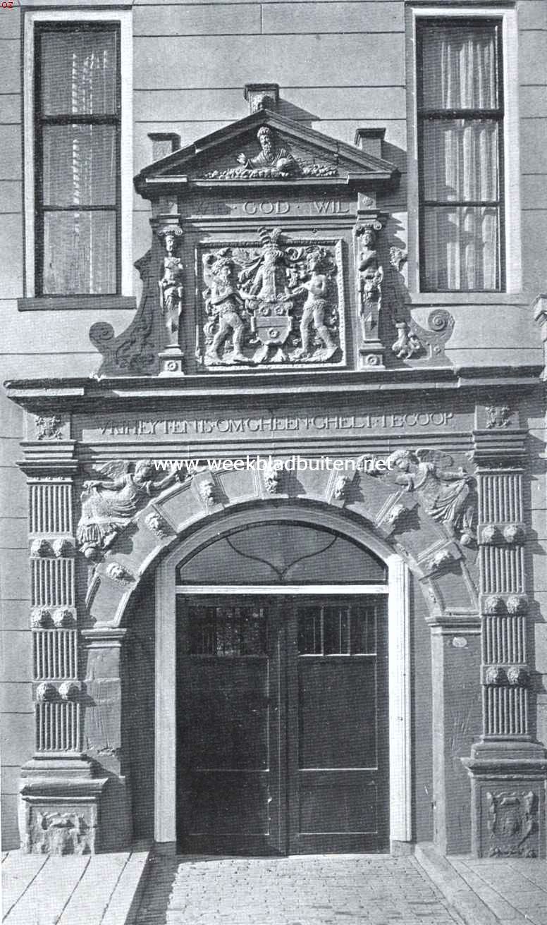 Poort en daarop geplaatste geveltop van het v.m. Drostenhuis te Leerdam