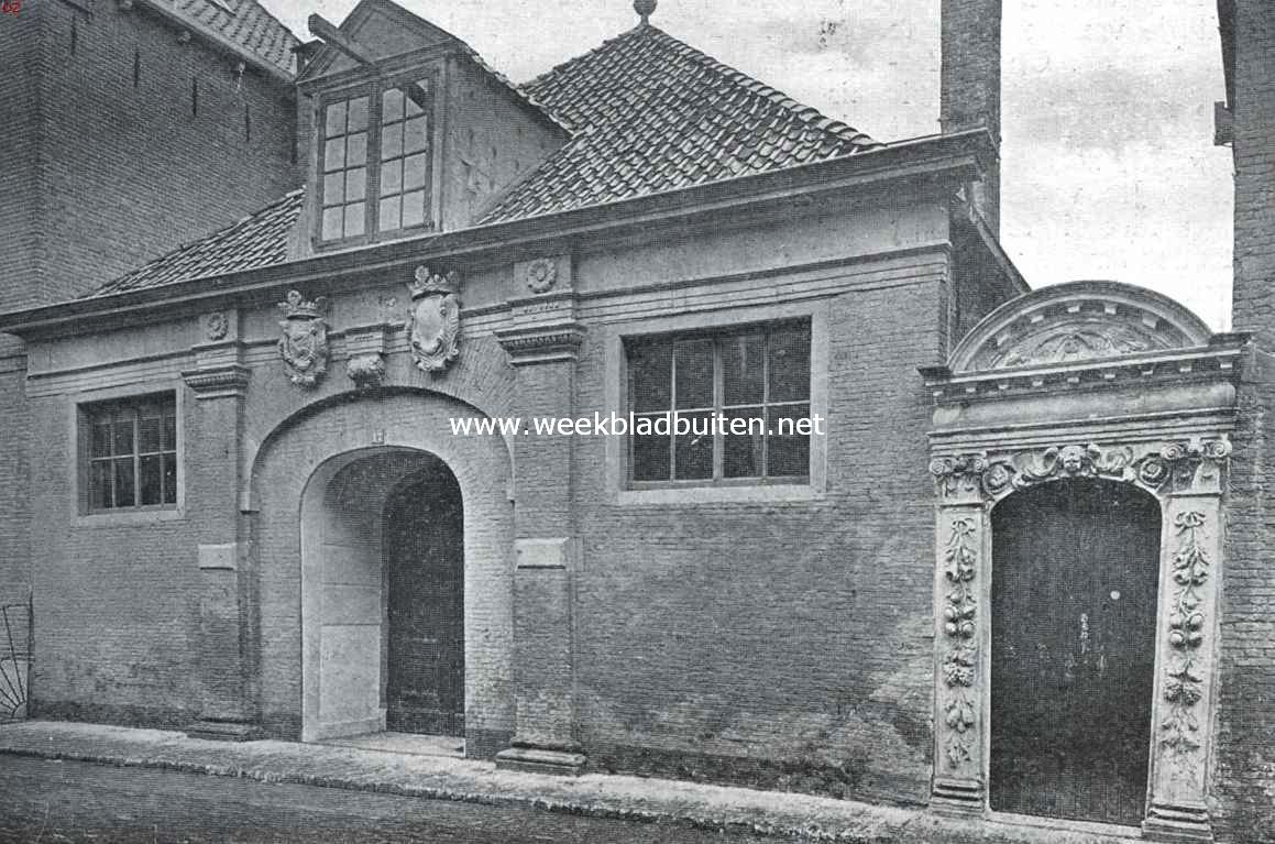 Gebouw en poortje aan de Groote Kerkstraat te Leeuwarden, vroeger deel uitmakend van de Prinse-Stallen