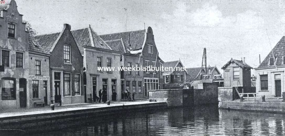 Oude geveltjes aan de Westkolk te Spaarndam. Op den achtergrond de Kolksluis