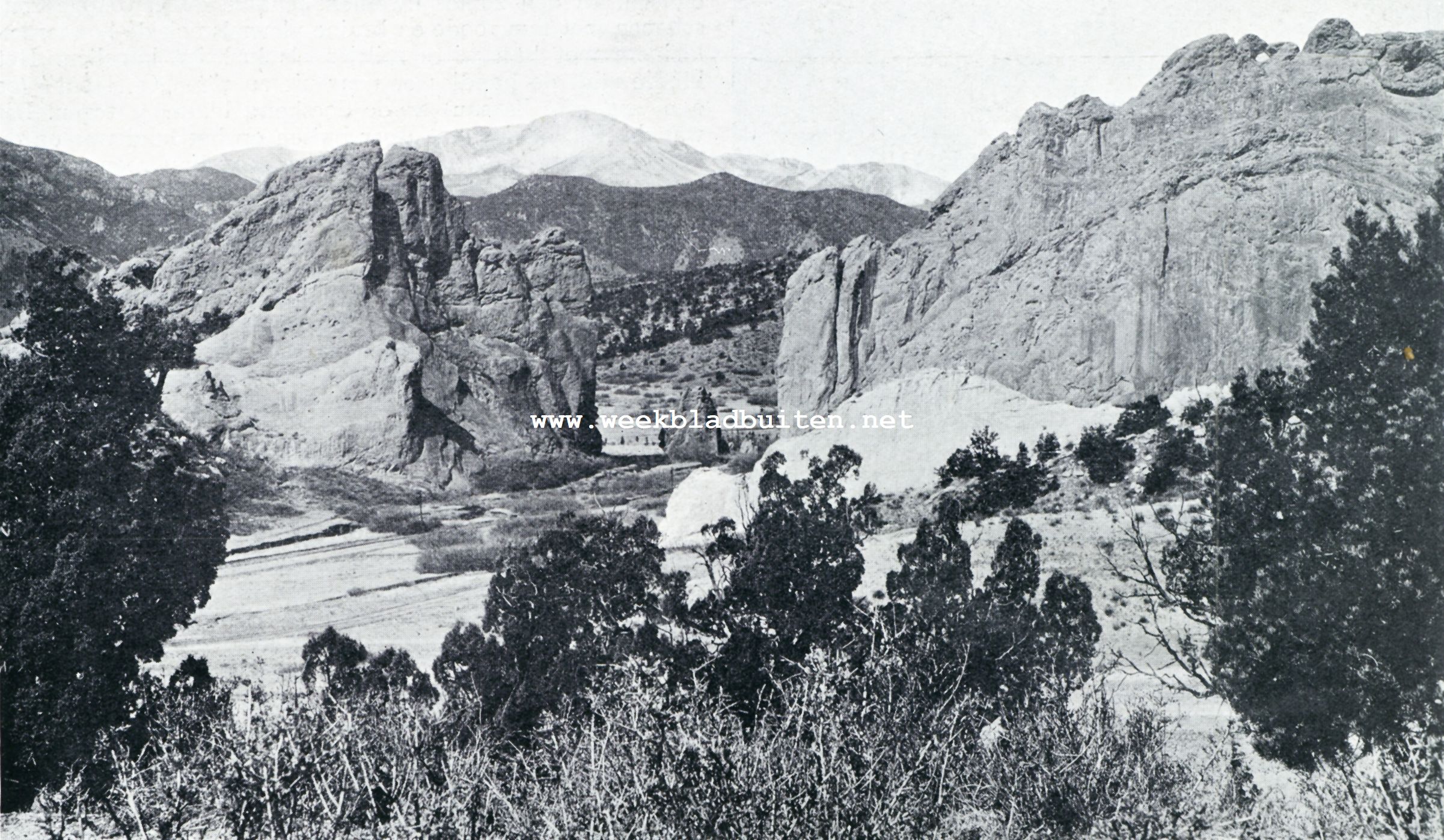 De Pike's Peak in het Amerikaansche Rotsgebergte, op den voorgrond de bekende Garden of the Gods