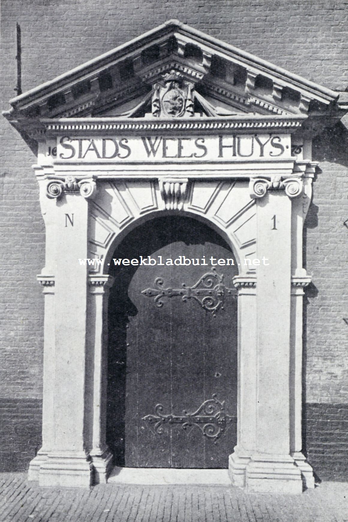 Het Old-Burger- en het Nieuw-Stads-Weeshuis te Leeuwarden. Poortje van het Nieuw-Stads-Weeshuis te Leeuwarden