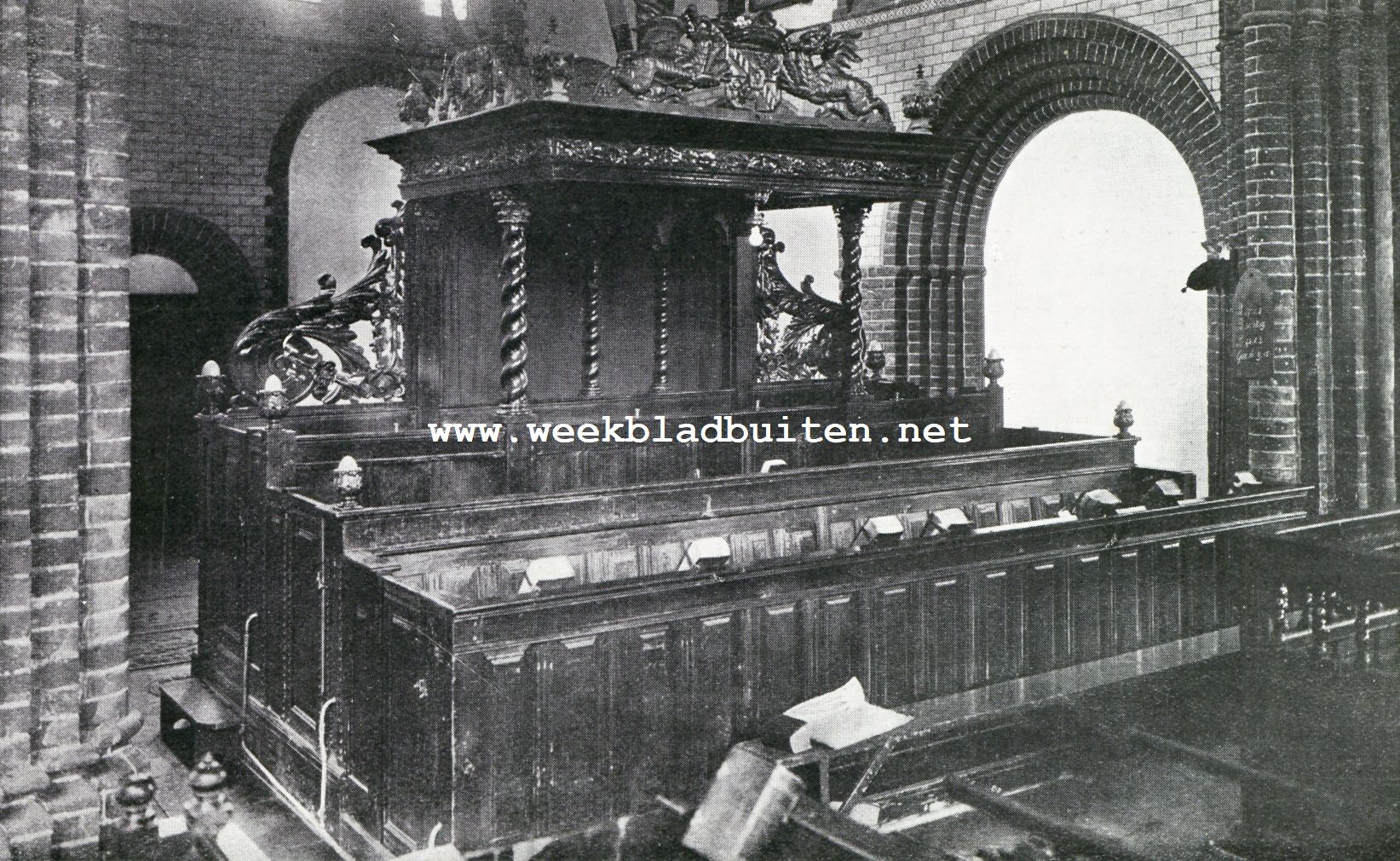 De kerk te Stedum. Heerenbank in de kerk te Stedum