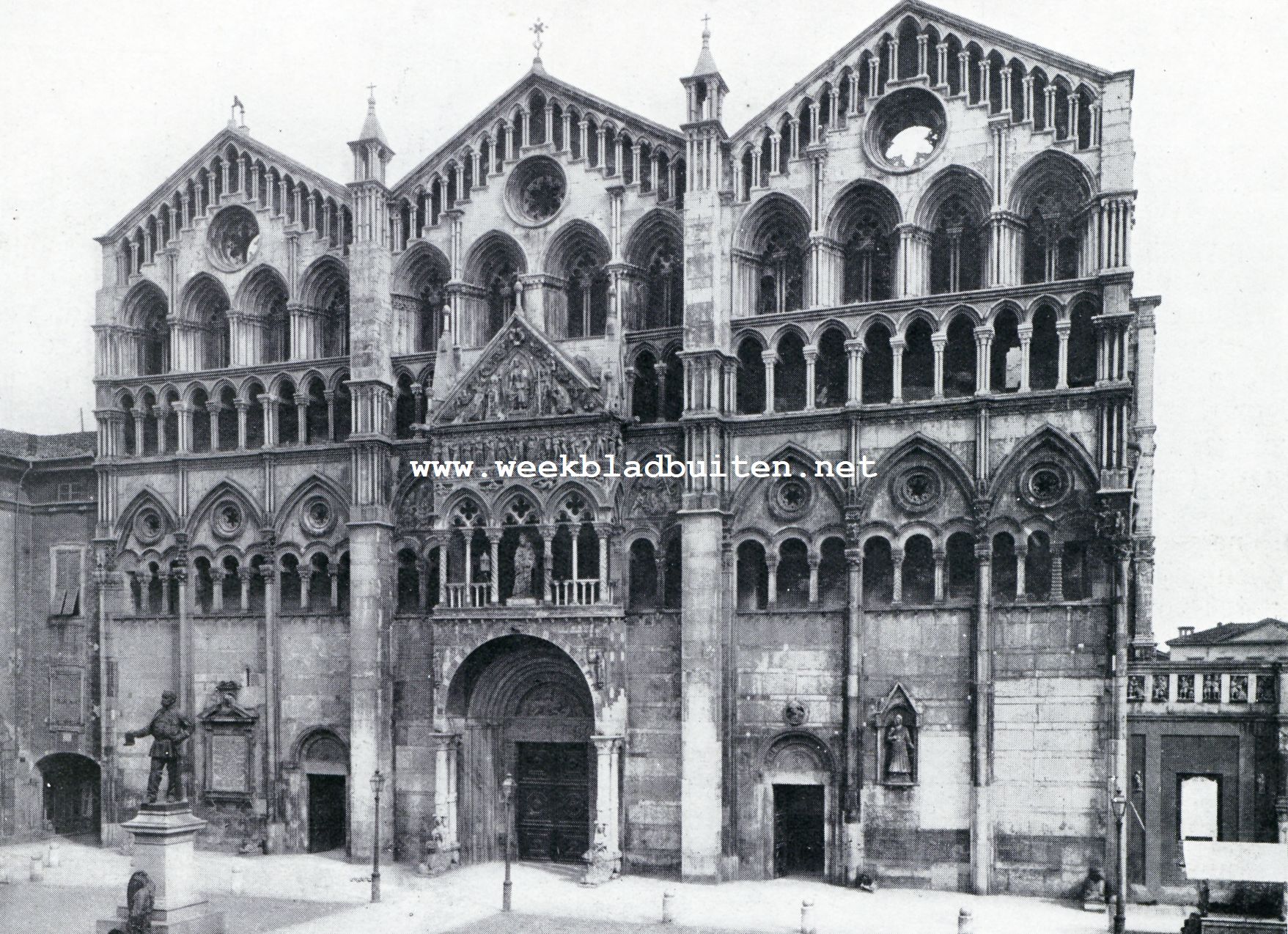 Voorgevel van de kathedraal te Ferrara