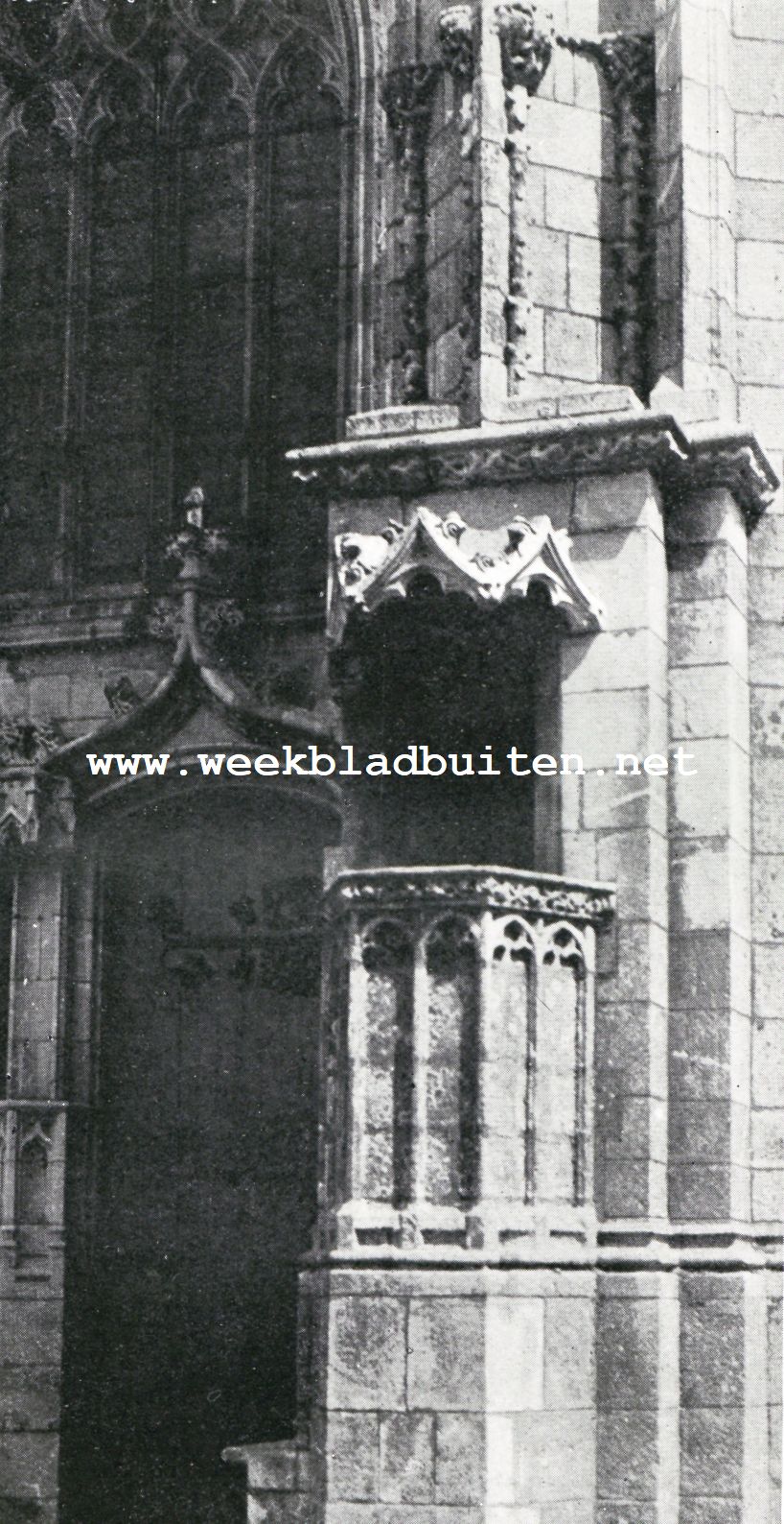 Aan en nabij de kust van Zuid-Bretagne. Steenen preekstoel tegen den buitenmuur van de kerk te Gurande
