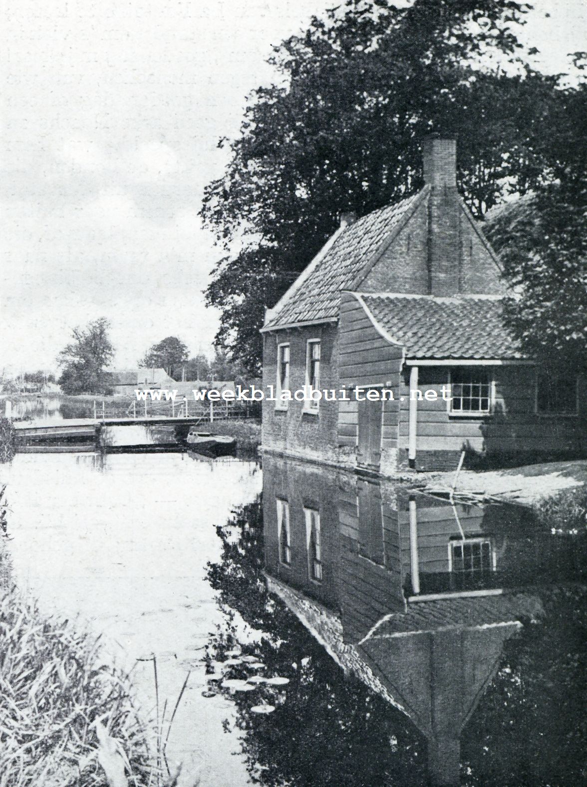 Leimuiden en Rijnsaterwoude. Voorhuis van een boerderij met boenhok te Rijnsaterwoude